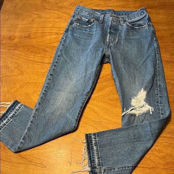 Levi's 501 Straight Ankle Cropped Jeans with Distressed Knee - Picture 1 of 9
